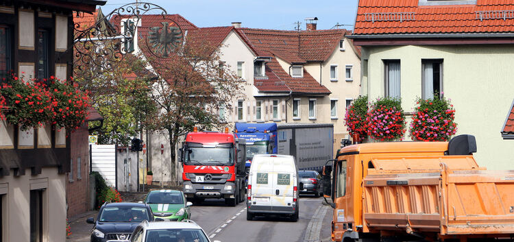 Hauptstrasse in Owen beim Gasthaus AdlerStrassenverkehr  - Verkehrslärm - LKW - Verkehr - LärmB 465