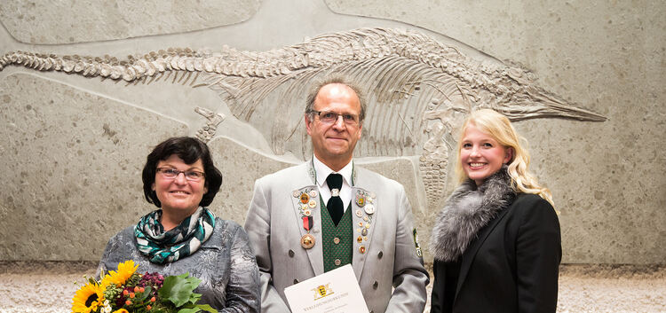 Erhielt von Holzmadens Bürgermeisterin Susanne Jakob (rechts) die Goldene Ehrennadel: Helmut Schamber (Mitte), im Bild mit seine
