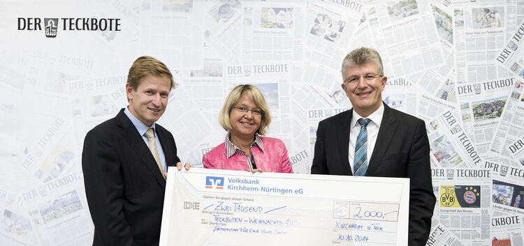 Freude auf allen Seiten: Volksbank-Vorstandsmitglied Wolfgang Mauch (rechts) übergibt den ersten großen Spendenscheck an Teckbot
