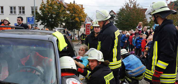 Menschenrettung nach einem Verkehrsunfall stand im Mittelpunkt der Weilheimer Schauübung.Foto: Markus Brändli