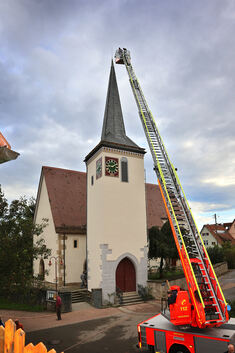 Glocke und Gockel der Naberner Kirche kommen zurück und werden mit Drehleiter etc. eingebaut.Renovierung Kirche Nabern