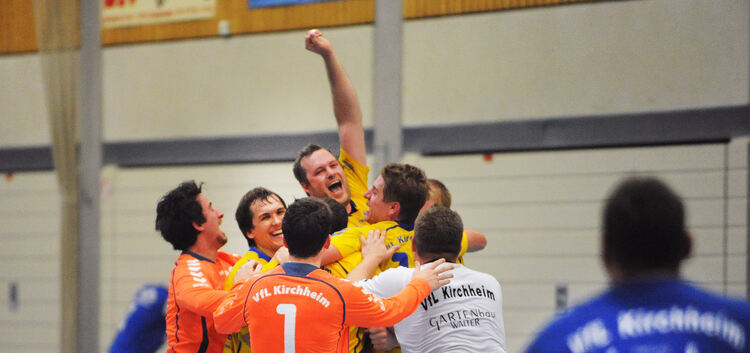 Ausgelassener Jubel kurz nach Spielende: Die VfL-Handballer feiern den knappen Derbysieg. Foto: Markus Brändli