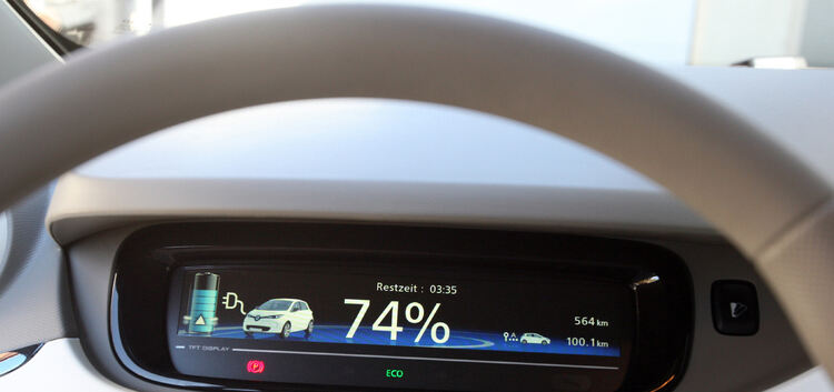 Das Display (rechts) zeigt an, wie lange der Wagen noch fahren kann, bevor er wieder an die Steckdose muss. Foto: Jean-Luc Jacqu