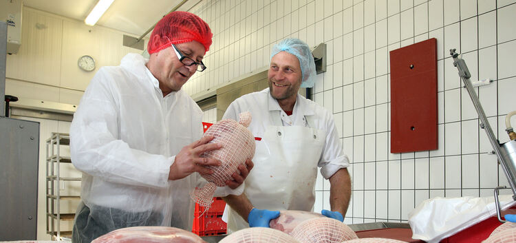 Geschmack am Echten: Hans Dietz (links) ist überzeugt von der Qualität der im Unternehmen produzierten Fleischspezialitäten.Foto