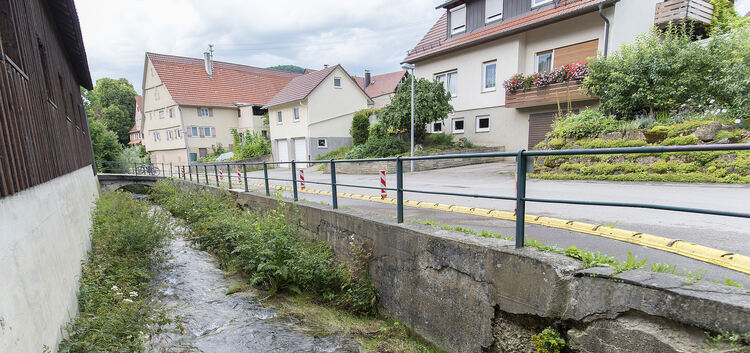 Seit vielen Jahren verliert die Bachmauer in Neidlingen an Substanz.