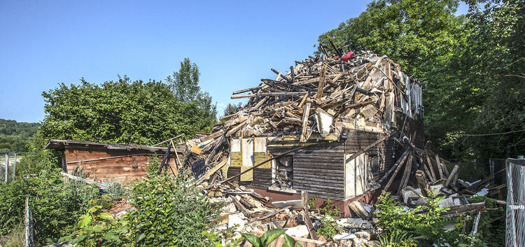 Die Brandruine am Nürtinger Stadteingang wird vollständig abgerissen und das Grundstück renaturiert.Foto: Jürgen Holzwarth
