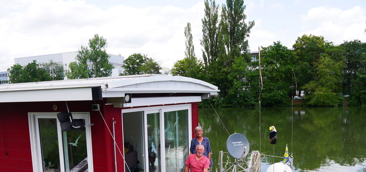 Herbert Trunner und seine Frau Brigitte auf ihrer schwimmenden Wohnung, die auf 50 Quadratmetern alles bietet, was das Ehepaar b