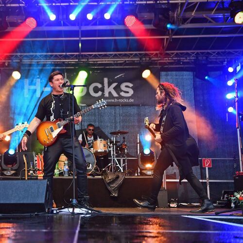 „H-Rocks“ spielen bei der „Musiknacht light“ auf der Open-Air-Bühne vor der Stadthalle K3N. Foto: Markus Brändli