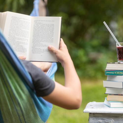 Warum denn in die Ferne: Mit einem guten Buch kann man die Gedanken schweifen lassen und Urlaubsgefühle genießen.Foto: Carsten R