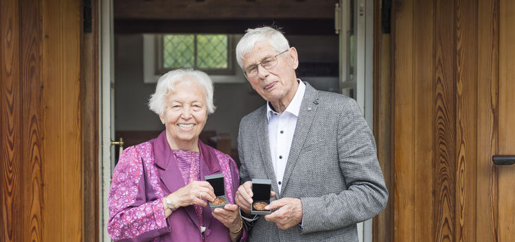 Berta und Helmut Köble aus Unterlenningen freuen sich über die Ehrung mit der Johannes-Brenz-Medaille, auch wenn sie eigentlich