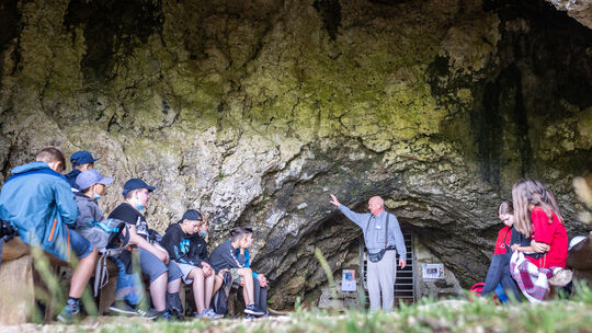 Gebannt lauschen die Sechstklässler den Ausführungen Siegfried Guggenbergers zum Fund der Gutenberger Höhle.Foto: Carsten Riedl