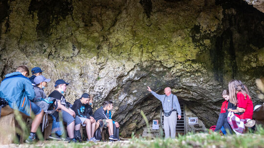 Gebannt lauschen die Sechstklässler den Ausführungen Siegfried Guggenbergers zum Fund der Gutenberger Höhle.Foto: Carsten Riedl Gebannt lauschen die Sechstklässler den Ausführungen Siegfried Guggenbergers zum Fund der Gutenberger Höhle.Foto: Carsten Riedl