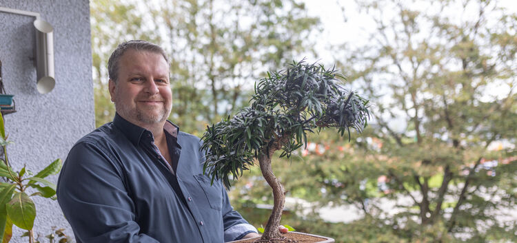Thomas Schaal präsentiert stolz seinen Steineibe-Bonsai. Der Baum ist ungefähr 40 Jahre alt. Fotos: Carsten Riedl