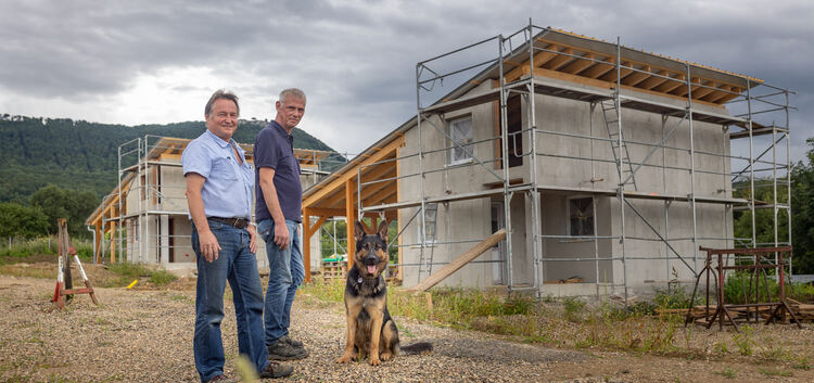 Norbert Maier (links) und Martin Link mit Schäferhund Jeff freuen sich über die ersten beiden Häuser der Zuchtanlage. Foto: Cars