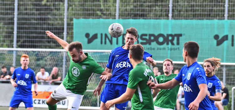 Der TSV Ötlingen (blaue Trikots) ist im Bezirkspokal auch von Nabern nicht zu stoppen. Der TSV steht im Viertelfinale.Foto: Mark