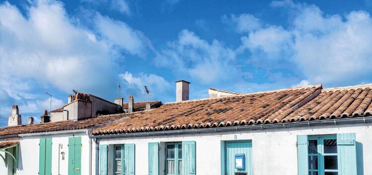 Zum Themendienst-Bericht von Andreas Drouve vom 20. April 2021: Die typischen Häuser auf Aix sind Sinnbilder eines vermeintlich