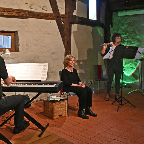 Stimmungsvoller Abend: Waltraud Falardeau moderiert und liest, die Flötistin Sabine Burkhardt und der Pianist Andreas Baumann bi