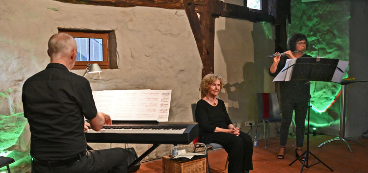 Stimmungsvoller Abend: Waltraud Falardeau moderiert und liest, die Flötistin Sabine Burkhardt und der Pianist Andreas Baumann bi