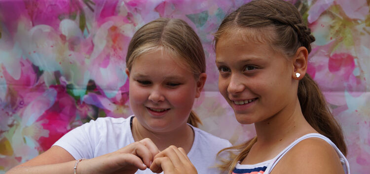 Malea (links) und Ida verewigen ihre Freundschaft auf den Fotos mit einem Herz.