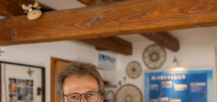 Der Geschäftsführer der PMA Deuutschland schätzt sein gemütliches Büro in Dettingen. Foto: Carsten Riedl