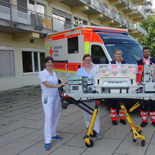 Bislang müssen die Rettungssanitäter und das Team der Esslinger Kinderklinik für einen Einsatz erst den Inkubator im Fahrzeug in