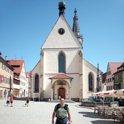Das kleine Bild zeigt die Ankunft des Pilgers in Rottenburg. Rechts in der Mitte ist ein Gottesdienst im Grünen vor der Bodelsho
