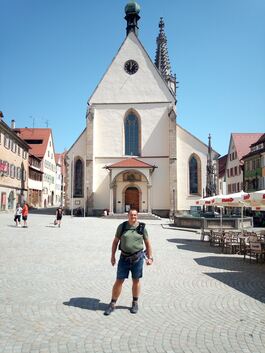 Das kleine Bild zeigt die Ankunft des Pilgers in Rottenburg. Rechts in der Mitte ist ein Gottesdienst im Grünen vor der Bodelsho