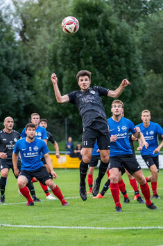 Lukas Linder und die TSV Ober-ensingen (in Schwarz) sind noch immer ohne Sieg.Foto: Ralf Just