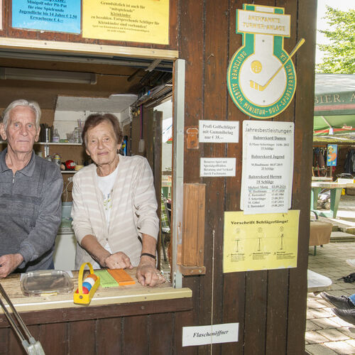 Noch haben sie offen: Ewald und Helene Bastendorf auf ihrem Minigolfplatz in Kirchheim-Nabern.Fotos: Peter Dietrich