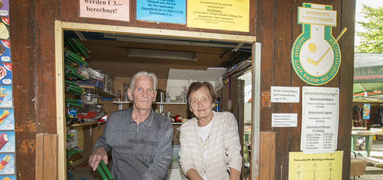 Noch haben sie offen: Ewald und Helene Bastendorf auf ihrem Minigolfplatz in Kirchheim-Nabern.Fotos: Peter Dietrich
