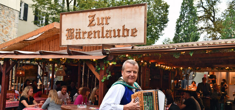 Musik und Events gehören zum Kirchheimer Weindorf wie die strikte Befolgung der 3-G-Regeln (links). Oben heizt Mathias Guischard