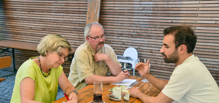 Das Gespräch mit Hüseyin Sahin und dem Teckboten fand im Biergarten am Wachthaus statt.