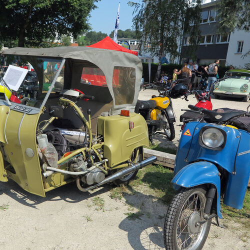 Ein Kleinkraftrad ist zum Krankenfahrzeug umgebaut worden. Foto: Ulrike Rapp-Hirrlinger