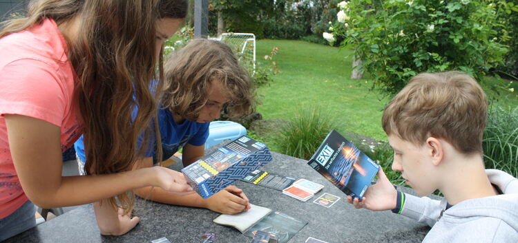 Faszinierende Spannung beim Kifepro: Die Kinder sind beim Lösen der Rätsel voll bei der Sache.Foto: Helga Single