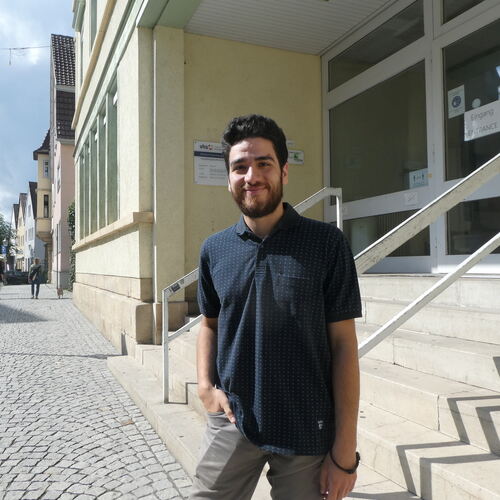 Malek Mansour vor der Nürtinger Volkshochschule, wo er zwei Sprachkurse absolvierte. Foto: Andreas Warausch
