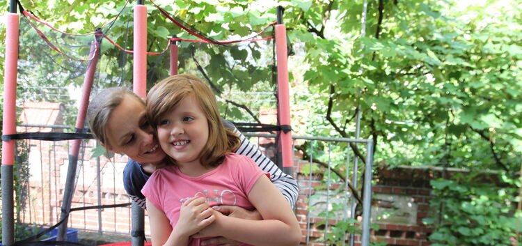 Sophie liebt das Trampolin im Garten und den Kuchen von der Nachbarin.Foto: Julia Nemetschek-Renz