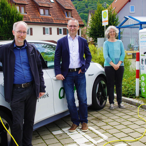 Gemeinderätin Michaela Gernert (Grüne) und Albwerk-Geschäftsführer Thomas Peter Müller (von rechts) wollen E-Carsharing in Lenni