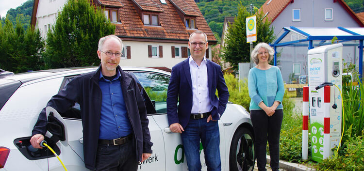 Gemeinderätin Michaela Gernert (Grüne) und Albwerk-Geschäftsführer Thomas Peter Müller (von rechts) wollen E-Carsharing in Lenni