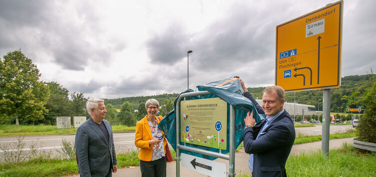 Gebhard Räcke vom Grünflächenamt, Staatssekretärin Elke Zimmer und Bürgermeister Hans-Georg-Sigel (rechts) enthüllen die Tafel.