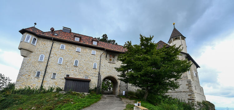 Burg Teck, Schwäbischer Albverein, Ortsgruppe Owen spendet neue Bänke , Abschluß Renovierung