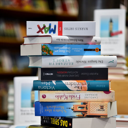 Bücher, Bücherstapel, akzuelle Sommerbücher, Buchhandlung Zimmermann, lesen, Lesestoff