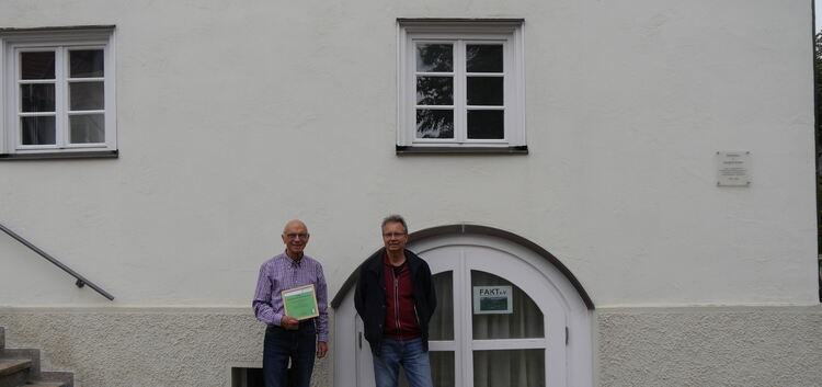 Peter Heiden (links) und Peter Pfister-Hild vom Verein Fakt nehmen die Regionalbudget-Plakette entgegen. Foto: pr