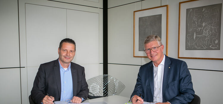 Frank Lübeck (links, technischer Bereichsleiter bei der Ed. Züblin AG) und Landrat Heinz Eininger bei der Vertragsunterzeichnung