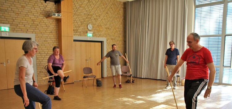 Trainer Markus Niepel (rechts) zeigt Patienten, wie sie mit einfachen Übungen ihre verminderte Belastbarkeit überwinden können.F