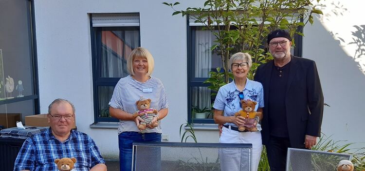 Norbert und Angelika Nauen überraschten Janine Moldaschl und Herbert Lutz mit den kuscheligen Bären (von rechts).Foto: pr