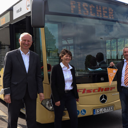 VVS-Geschäftsführer Horst Stammler (links), die Fischer-Geschäftsführerin Sybille Bauer und Landrat Heinz Eininger (rechts) grat