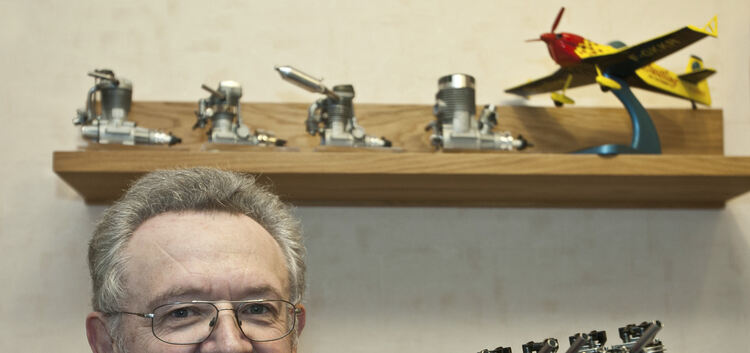 Alfred Ulmer kennt sich in der Modellbau-Szene bestens aus. Unter anderem sammelt er kleine Verbrennungsmotoren.Foto: Jean-Luc J