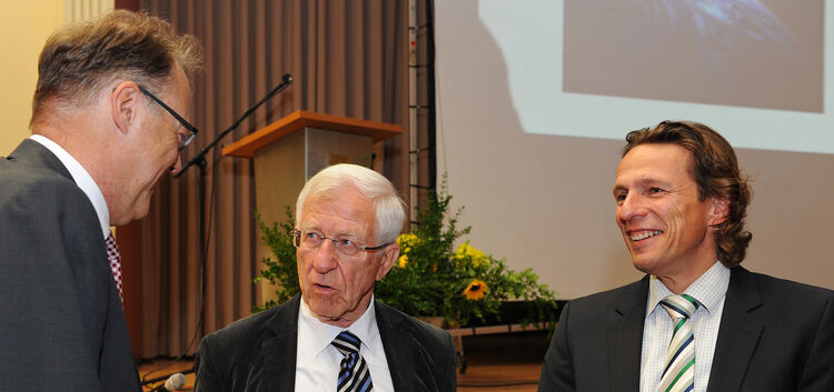 Journalist, Autor und Referent Dr. Franz Alt (Mitte) mit Lenningens Bürgermeister Michael Schlecht (rechts) und Christian Gropp