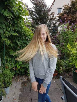 Vorher, nachher: Mindestens 30 Zentimeter müssen die Haare lang sein. Das hat Jana Diessner geschafft.
