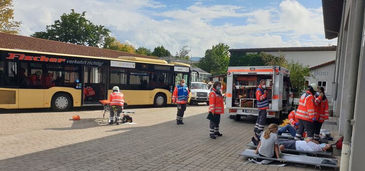 Linienbus gegen Pkw, ein Unfall mit mehreren Verletzten: Das war das Übungsszenario, mit dem die ­DRK-Bereitschaft Weilheim konf
